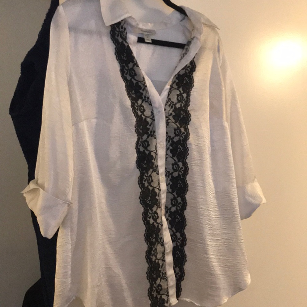 GORGEOUS white silky top with lace print detail